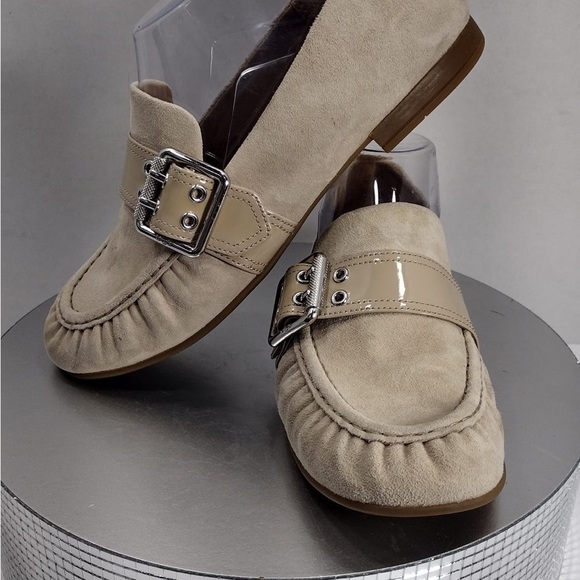 Ugg  Women’s Tan Loafers size 8 pre owned Exellent condition